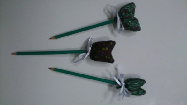 flor tulipa em tecido - lapis preto